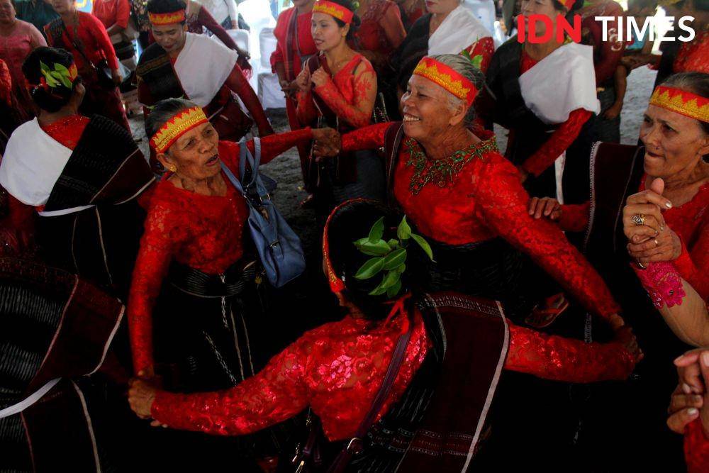 Masyarakat Motung menyambut peresmian Sopo parguruan dengan ritual adat (IDN Times/Prayugo Utomo)