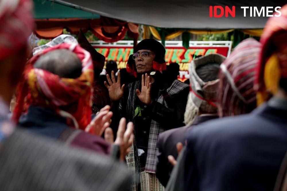 Masyarakat Motung menyambut peresmian Sopo parguruan dengan ritual adat (IDN Times/Prayugo Utomo)