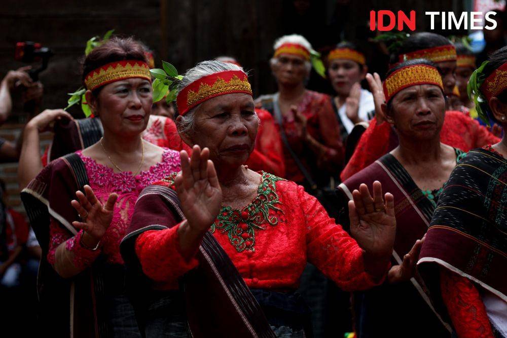 Masyarakat Motung menyambut peresmian Sopo parguruan dengan ritual adat (IDN Times/Prayugo Utomo)