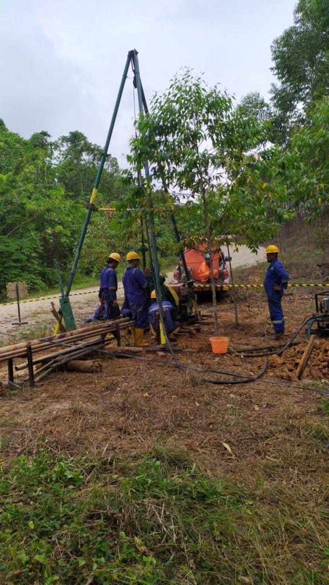 Sejumlah anggota tim survei saat melakukan pengeboran tanah di areal PT. IHM (Dok.IDN Times/Istimewa)