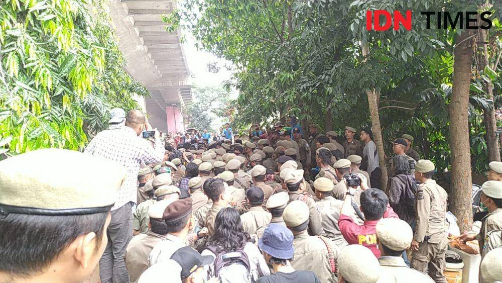 Satpol PP Kota Bandung tengah mengeksekusi lahan warga Tamansari. (IDN Times/Galih Persiana)