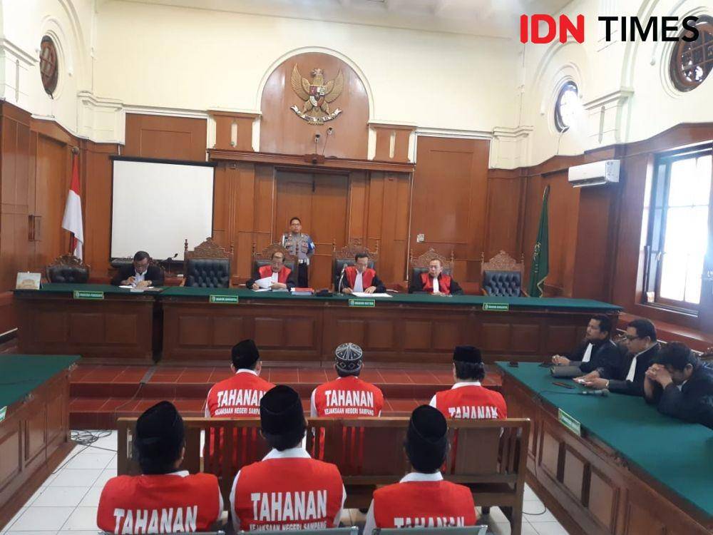 Sidang putusan perkara pembakaran Mapolsek Tambelangan, Rabu (11/12). IDN Times/Ardiansyah Fajar