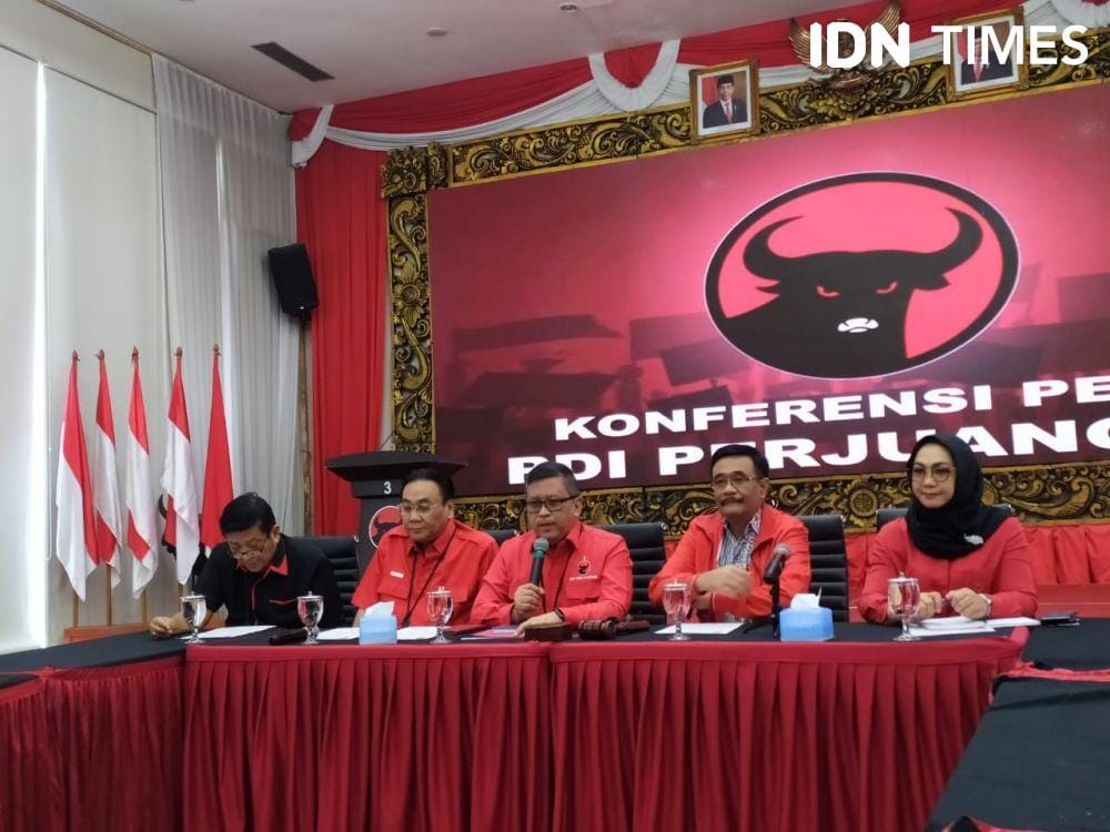 Sekretaris Jenderal PDIP Hasto Kristiyanto (tengah) saat konferensi pers jelang HUT ke-74 dan Rakernas 1 PDIP. (IDN Times/Aldzah Fatimah Aditya)