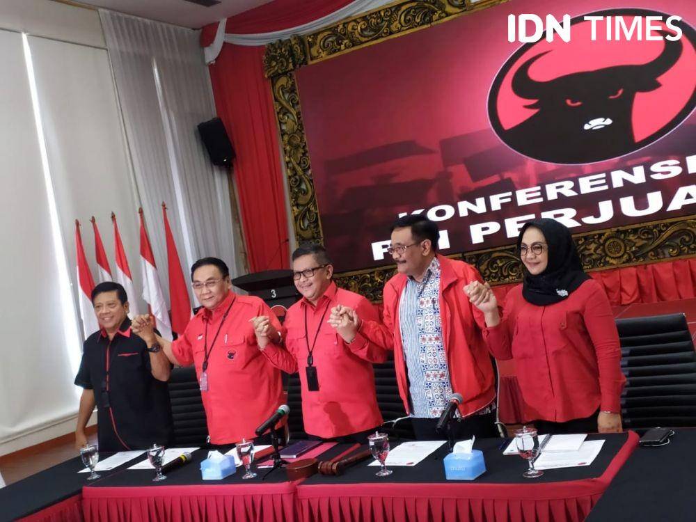 Sekretaris Jenderal PDIP Hasto Kristiyanto (tengah) saat konferensi pers jelang HUT ke-74 dan Rakernas 1 PDIP. (IDN Times/Aldzah Fatimah Aditya)