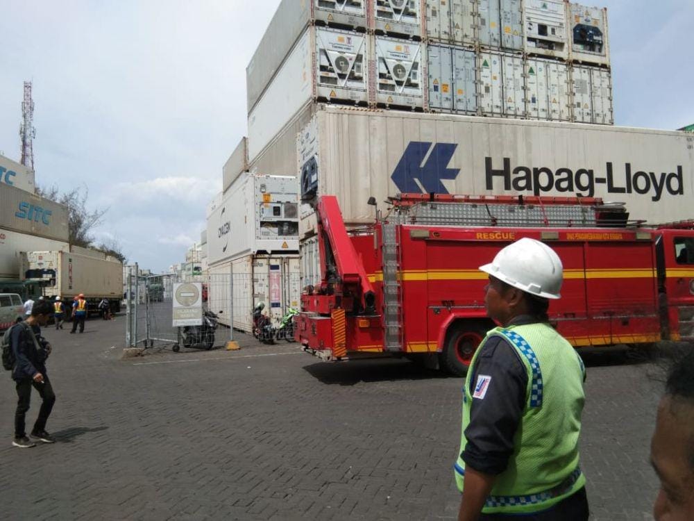 Proses evakuasi Yasin yang terjepit bodi truk dan kontainer, Rabu (11/12). IDN Times/Dok. Istimewa