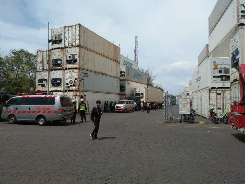 Proses evakuasi Yasin yang terjepit bodi truk dan kontainer, Rabu (11/12). IDN Times/Dok. Istimewa