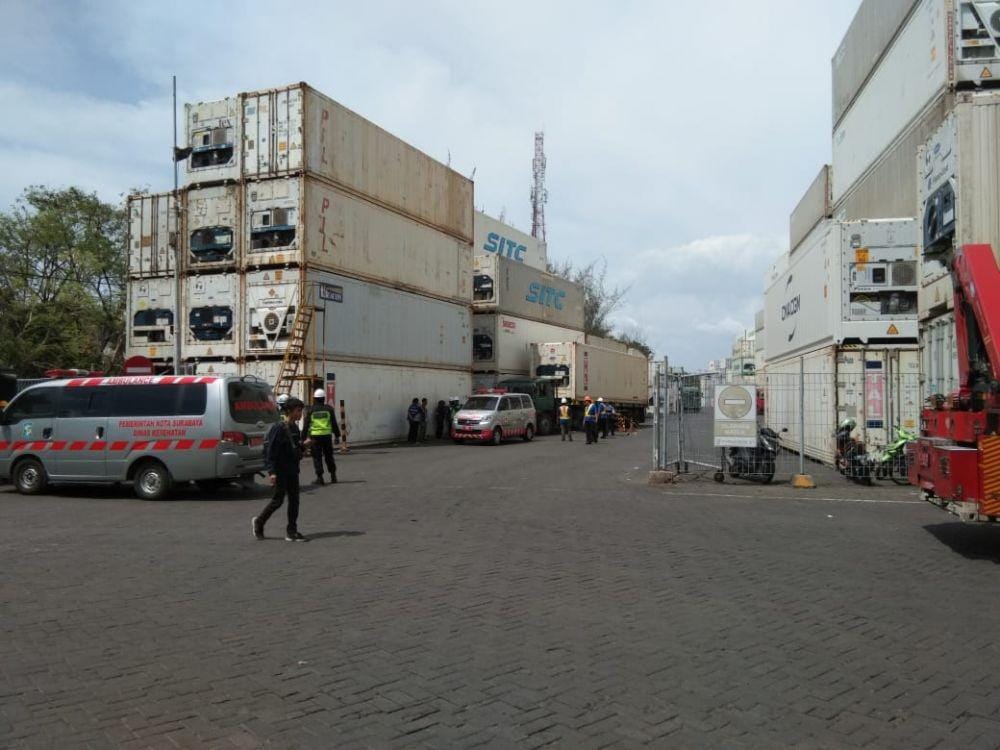 Proses evakuasi Yasin yang terjepit bodi truk dan kontainer, Rabu (11/12). IDN Times/Dok. Istimewa