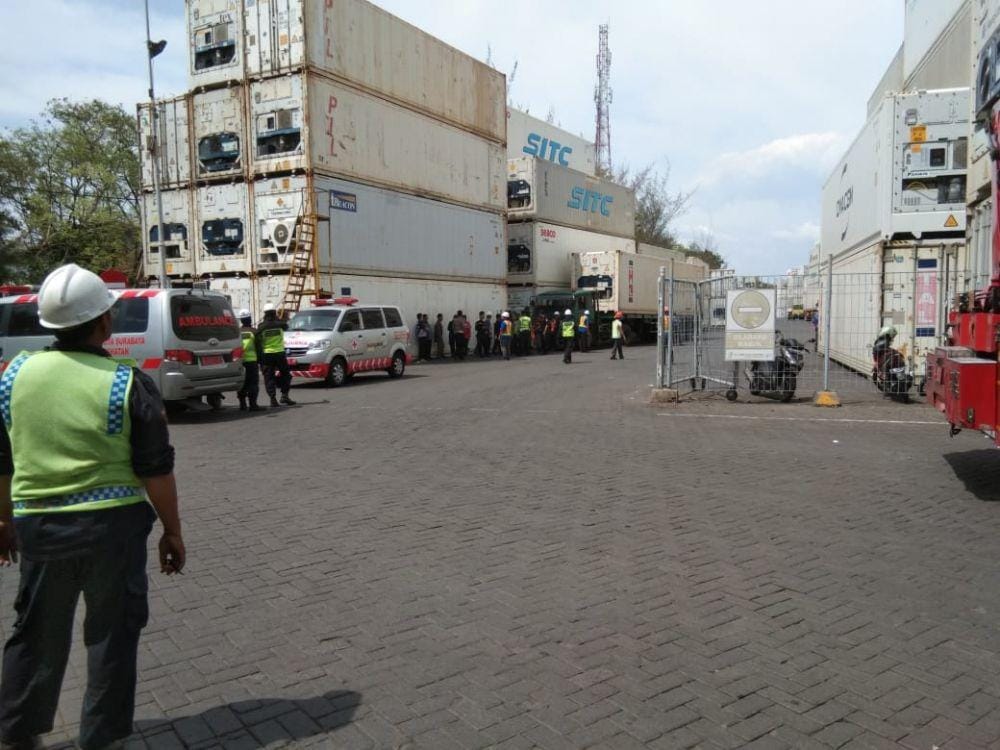 Proses evakuasi Yasin yang terjepit bodi truk dan kontainer, Rabu (11/12). IDN Times/Dok. Istimewa