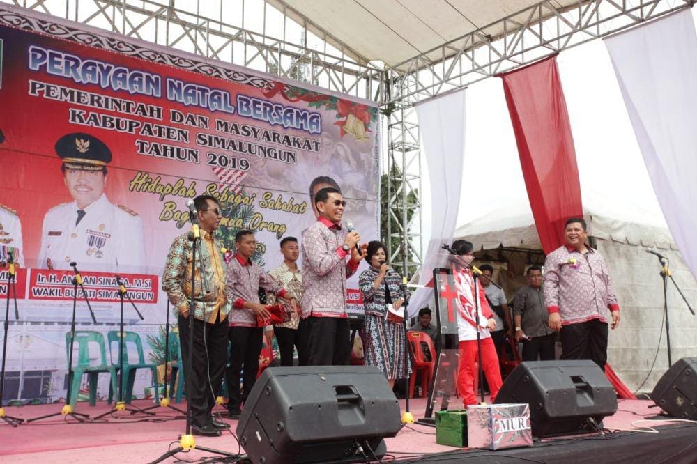 Bupati Simalungun memberi apresiasi untuk atlet SEA Games Rosalina Simanjuntak (Dok.IDN Times/istimewa)