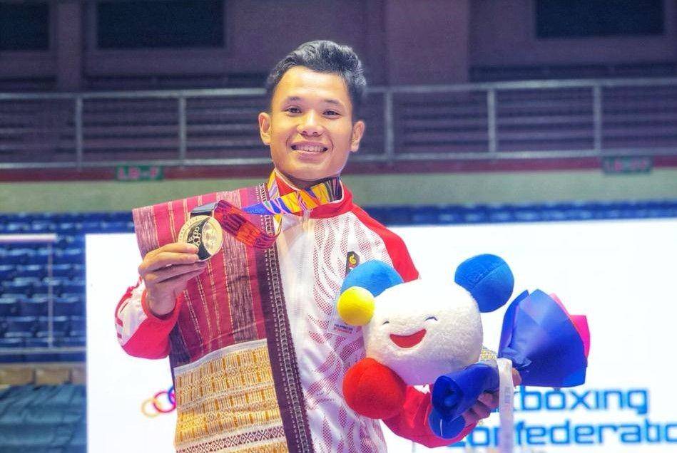 Bonatua Lumban Tungkup mengenakan ulos usai raih perak SEA Games (Dok.IDN Times/istimewa)
