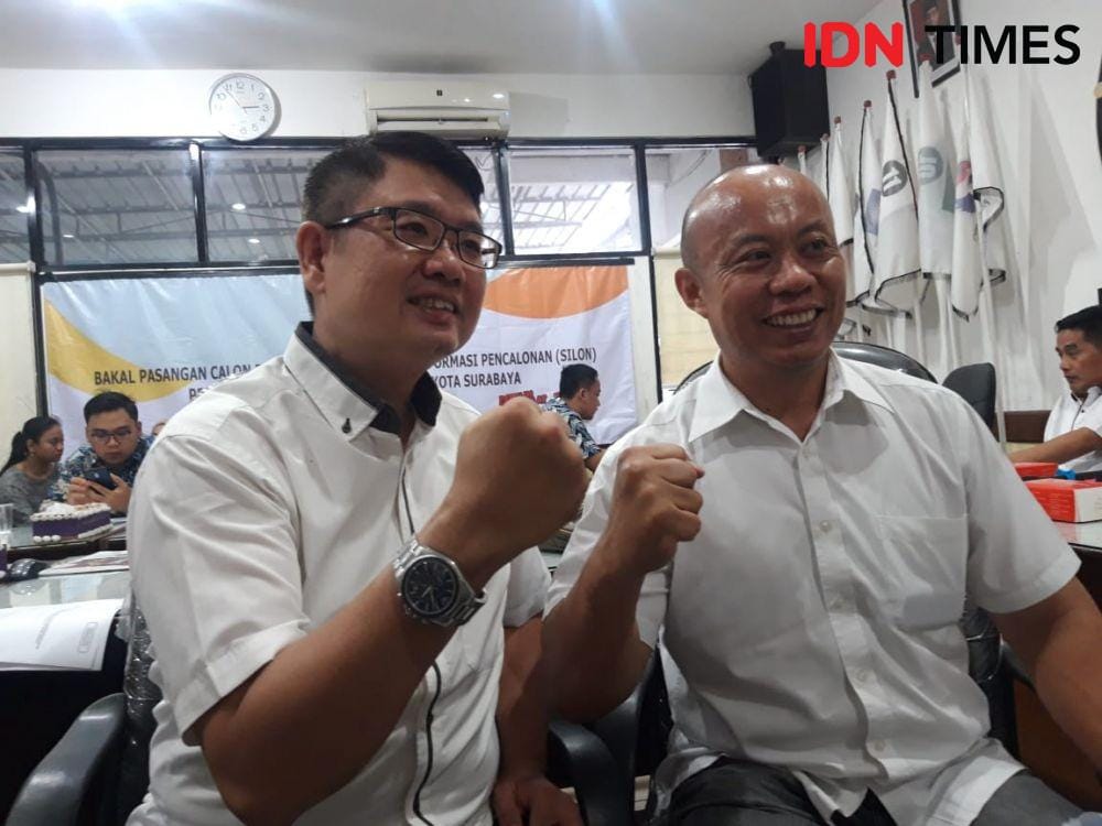 Gunawan (kiri) dan Samuel Teguh saat mengikuti sosialisasi pasangan bakal cawali Surabaya di KPU Surabaya, Rabu (11/12). IDN Times/Fitria Madia