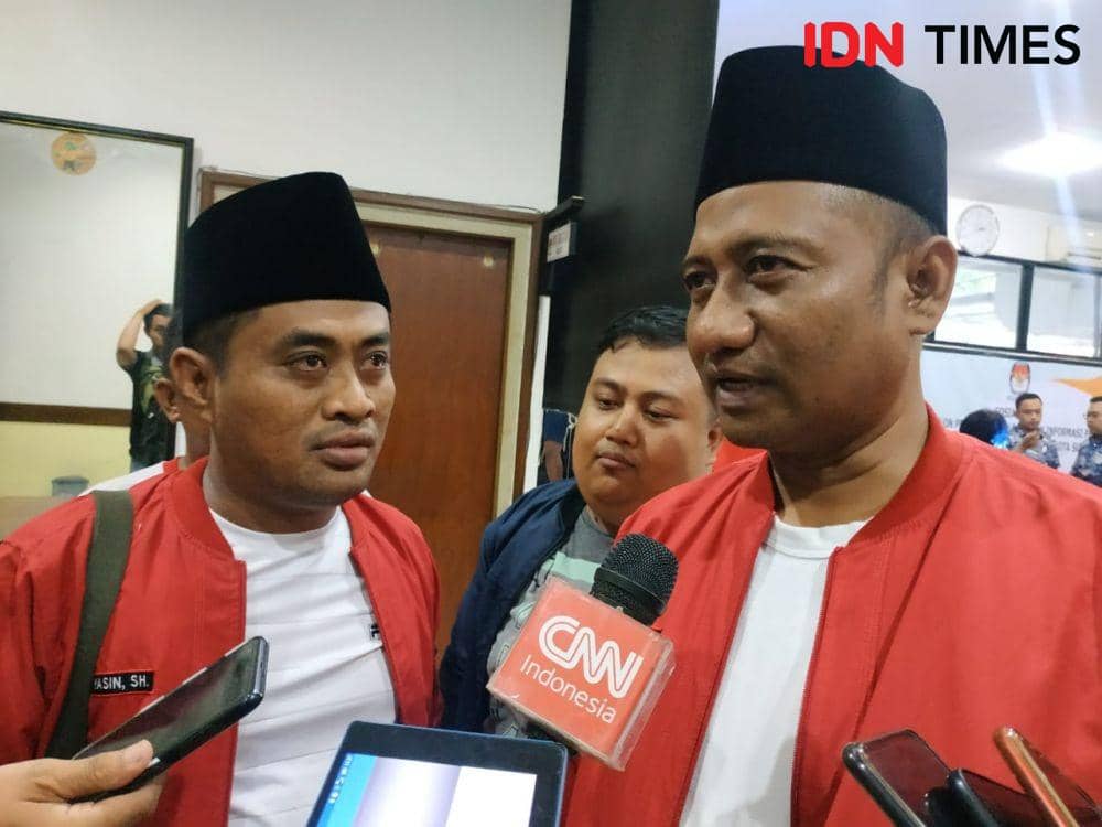 Mohammad Yasin (kiri) dan Usman Hakim saat mengikuti sosialisasi bakal cawali Surabaya di KPU Surabaya, Rabu (11/12). IDN Times/Fitria Madia