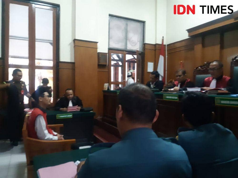 Sidang dakwaan kasus pencabulan kepala sekolah Lab School Unesa di PN Surabaya, Rabu (11/12). IDN Times/Ardiansyah Fajar