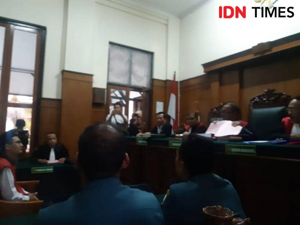 Sidang dakwaan kasus pencabulan kepala sekolah Lab School Unesa di PN Surabaya, Rabu (11/12). IDN Times/Ardiansyah Fajar