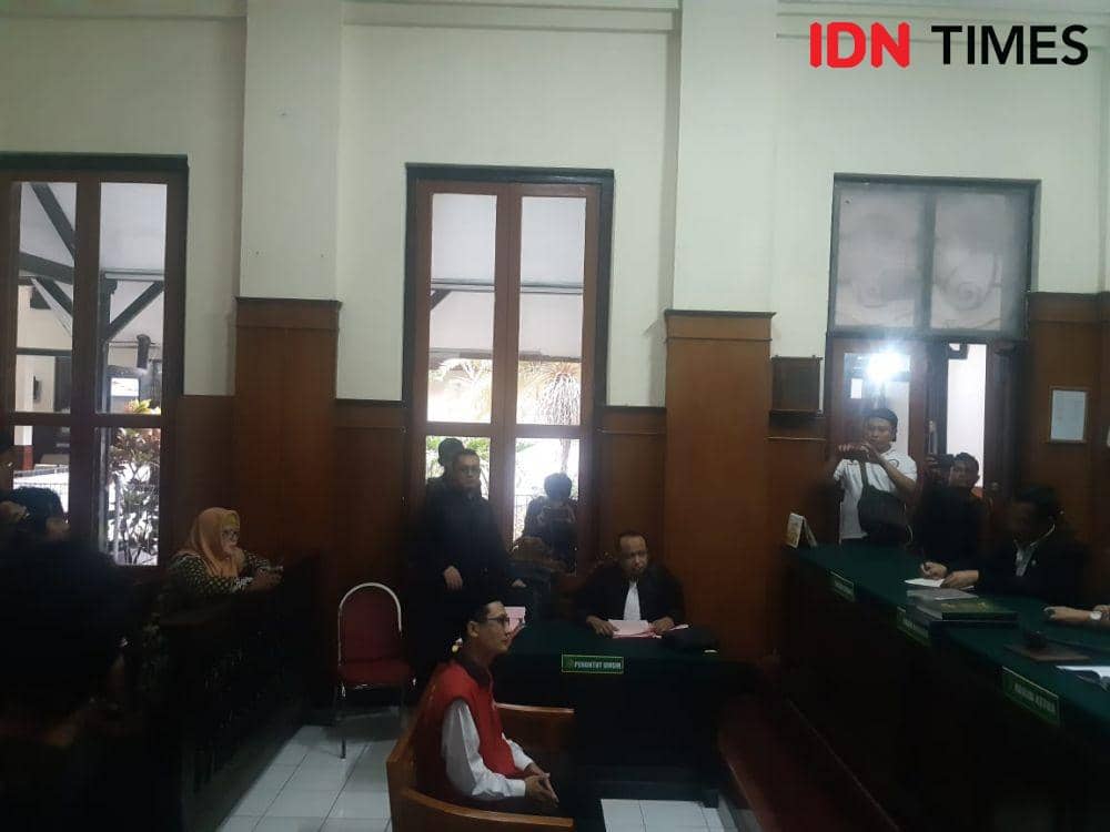 Sidang dakwaan kasus pencabulan kepala sekolah Lab School Unesa di PN Surabaya, Rabu (11/12). IDN Times/Ardiansyah Fajar