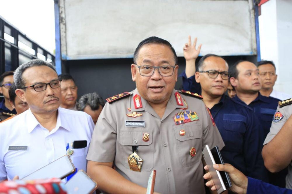 Kapolda Jatim Irjen Pol Luki Hermawan (tengah) saat memaparkan kasus penyelundupan BBM di Madura, Rabu (11/12). IDN Times/Dok. Istimewa
