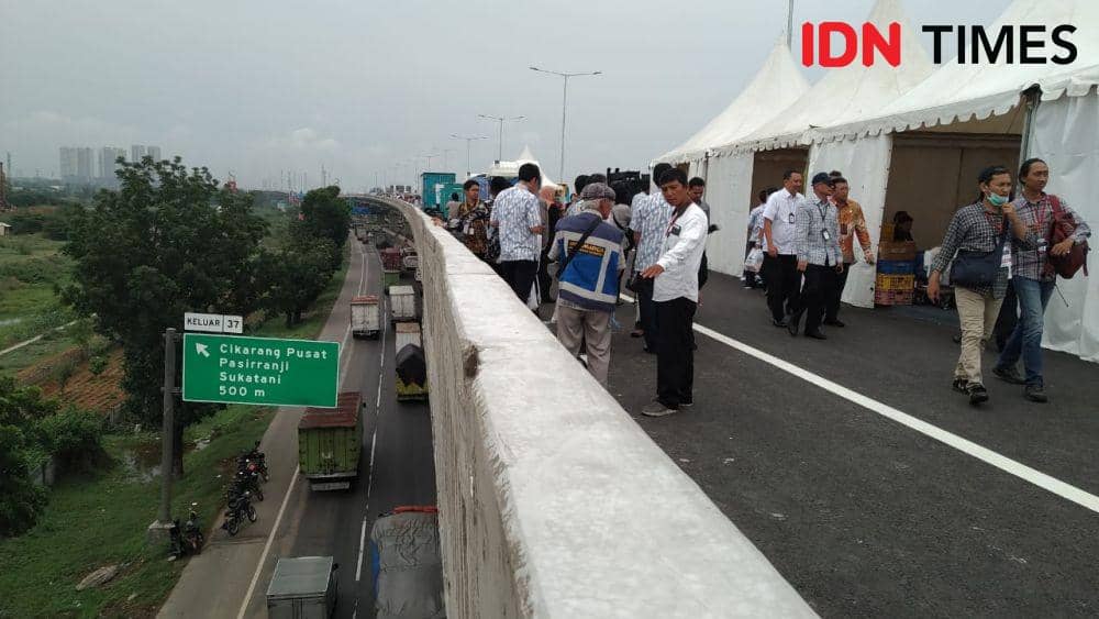 Jalan Tol Layang Jakarta – Cikampek (Japek) (IDN Times/Helmi Shemi)