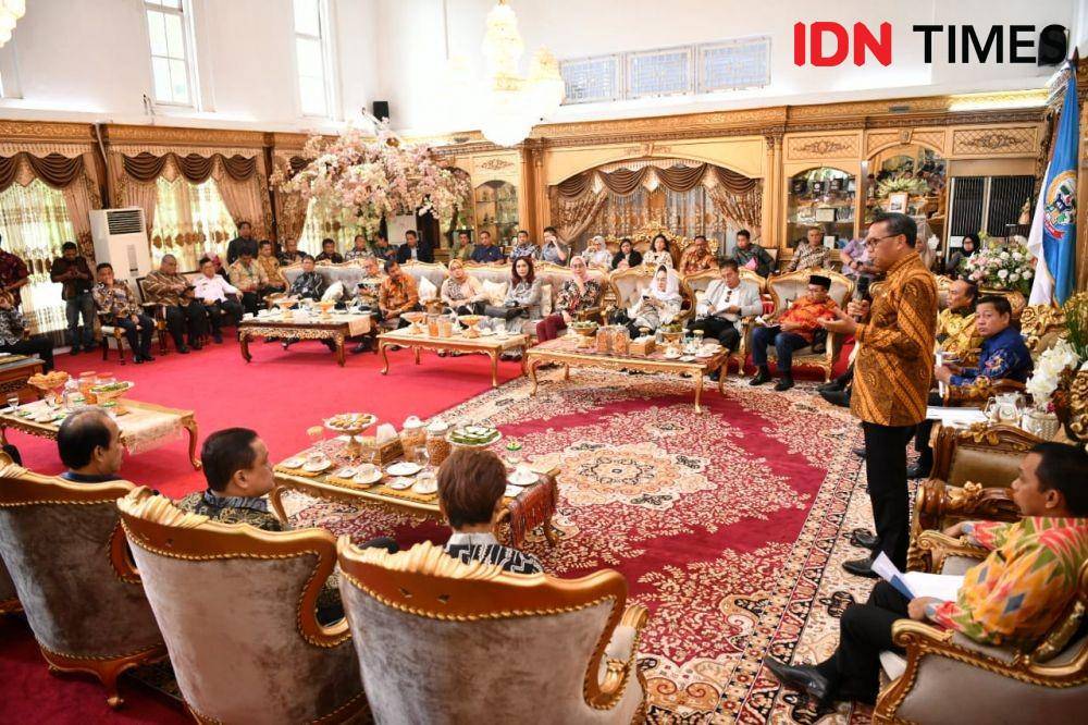 Gubernur Sulsel Nurdin Abdullah menerima kunjungan rombongan Badan Anggaran DPR RI di rumah jabatannya, di Makassar, Kamis (12/12). IDN Times/Aan Pranata