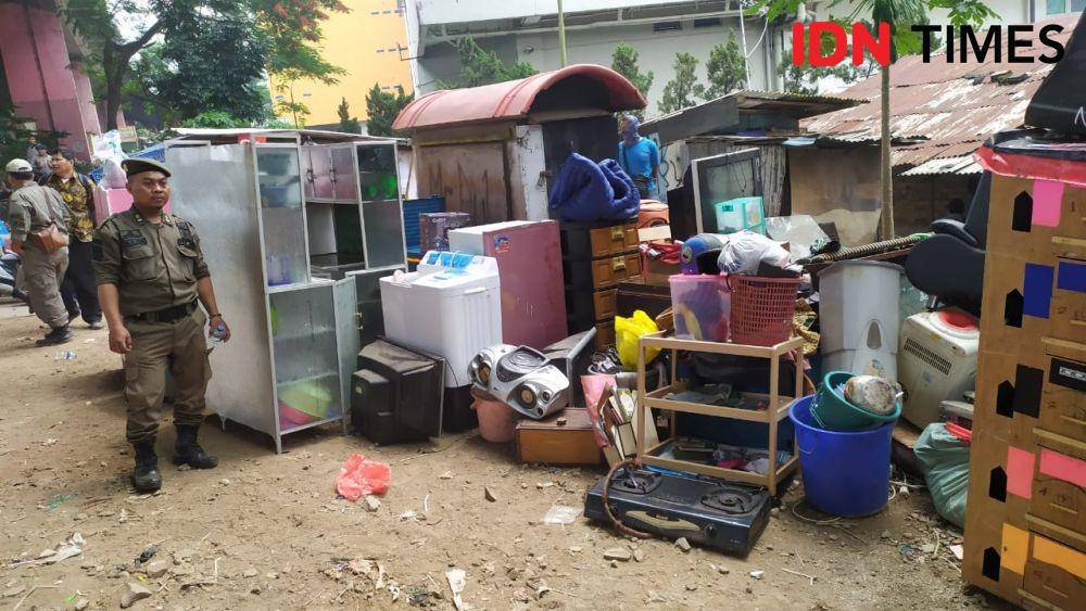 Satpol PP Kota Bandung tengah mengeksekusi lahan warga Tamansari. (IDN Times/Galih Persiana)