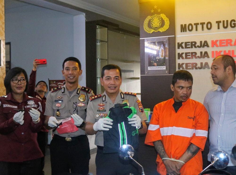 Polisi menunjukkan barang bukti yang digunakan tersangja untuk mencuri motor. IDN Times/ Alfi Ramadana