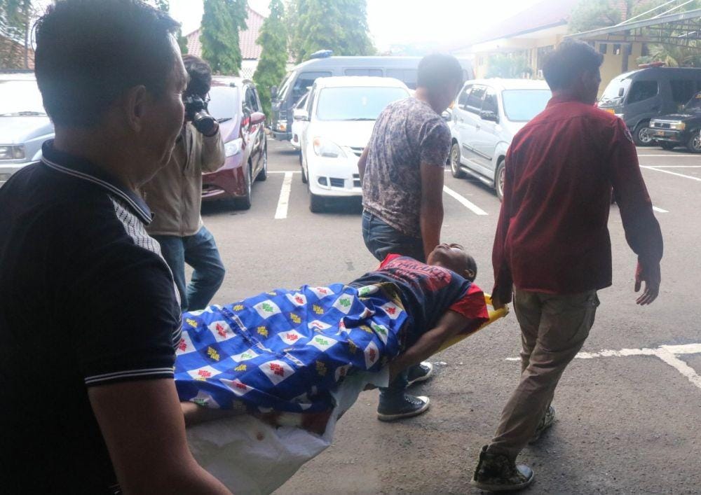 Satu tahan kabur atas nama Nur Cholis harus ditandu karena tertembak pada bagian kaki setelah berusaha menyerang petugas saat ditangkap. IDN Times/ Alfi Ramadana