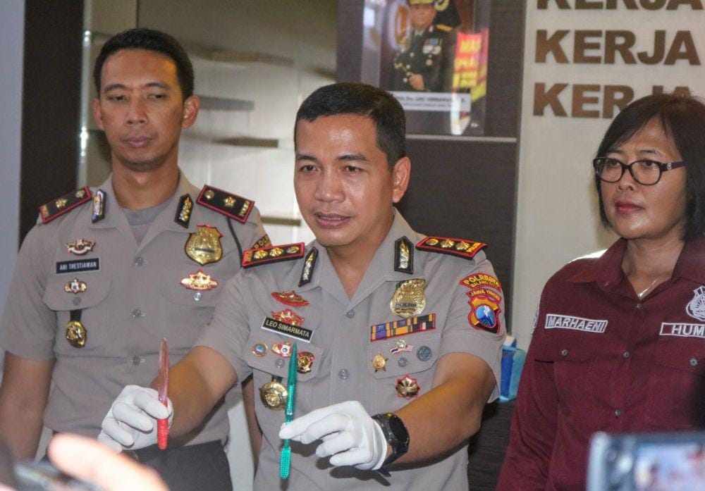 Kapolresta Malang Kota, AKBP Leonardus Simarmata menunjukkan sikat gigi yang sudah ditajamkan ujungnya oleh Nur Cholis. IDN Times/ Alfi Ramadana