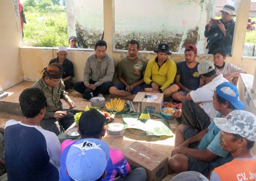 Warga melakukan syukuran terlebih dahulu sebelum melakukan proses eskavasi, Jumat (13/12/2019). IDN Times/ Alfi Ramadana