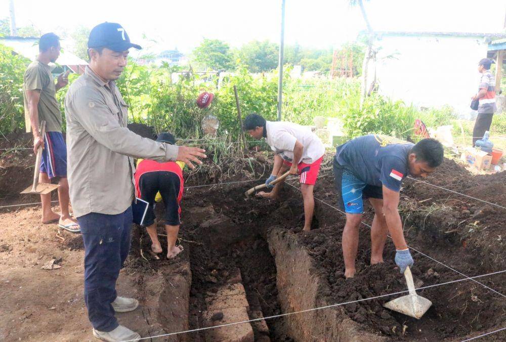 Warga bergotong royong melakukan penggalian di sekitar kawasab situs wilayah Pendem, Kota Batu, Jumat (13/12/2019). IDN Times/ Alfi Ramadana