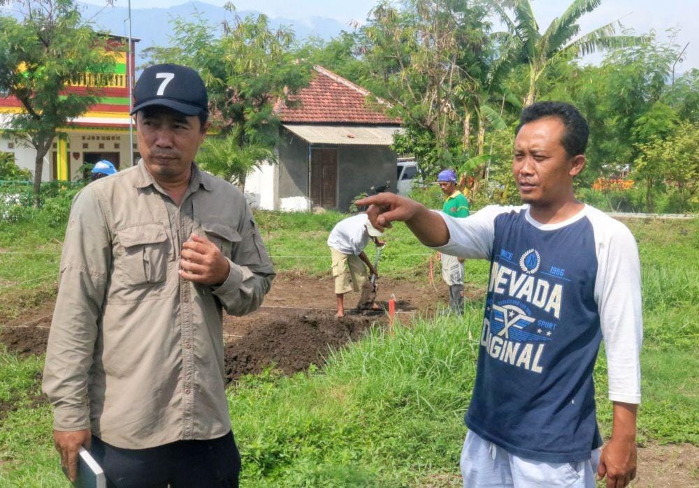 Anton Adiwibowo (kanan) saat mendampingi Arkeolog dati BPCB Trowulan. IDN Times/ Alfi Ramadana