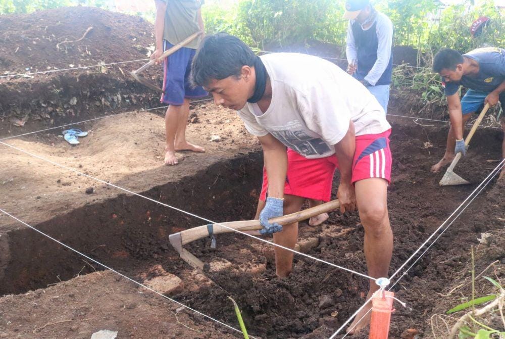 Warga membersihkan beberpa titik untuk eskavasi situs Pendem, Jumat (13/12/2019). IDN Times/ Alfi Ramadana