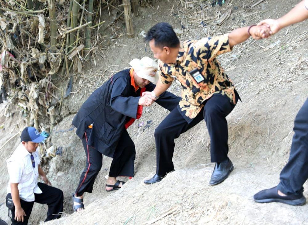 Gubernur Jawa Tengah, Ganjar Pranowo mengecek aliran Sungai Bengawan Solo di Ngloram, Blora, Kamis (12/12). Dok. Pemprov Jateng