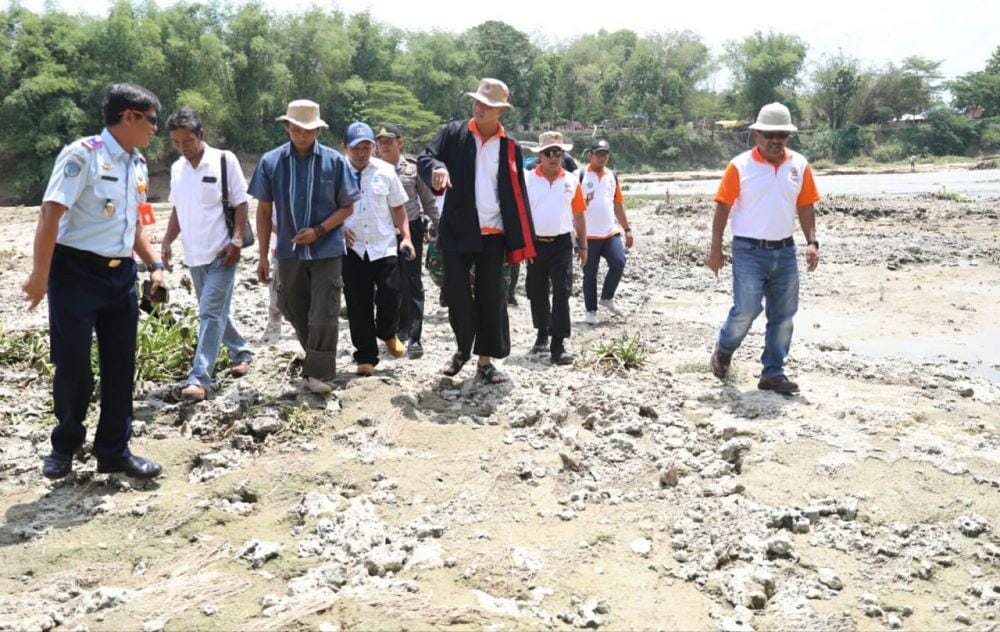 Gubernur Jawa Tengah, Ganjar Pranowo mengecek aliran Sungai Bengawan Solo di Ngloram, Blora, Kamis (12/12). Dok. Pemprov Jateng