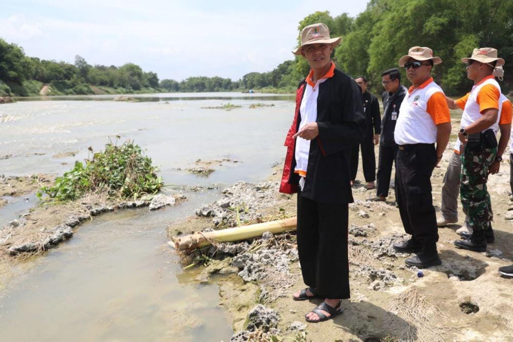 Gubernur Jawa Tengah, Ganjar Pranowo mengecek aliran Sungai Bengawan Solo di Ngloram, Blora, Kamis (12/12). Dok. Pemprov Jateng