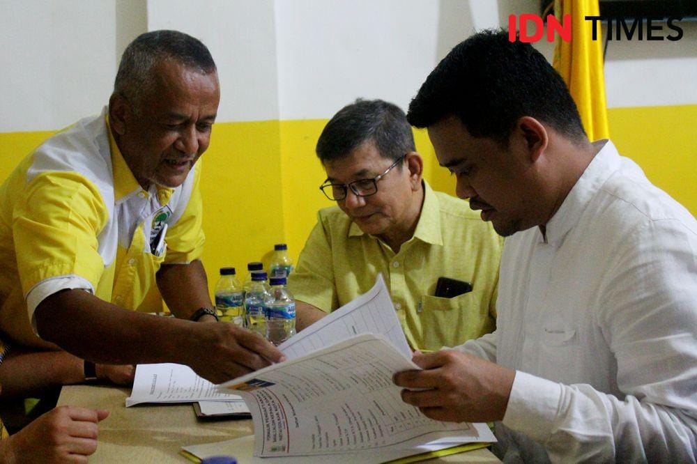 Doli Sinomba Siregar (tengah) saat menemani Menantu Jokowi, Bobby Afif Nasution mengembalikan formulir bakal calon Wali Kota Medan beberapa waktu yang lalu (IDN Times/Prayugo Utomo)
