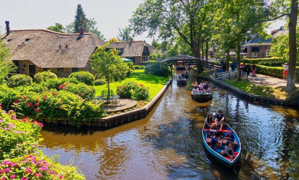 iamexpat.nl/Desa Unik