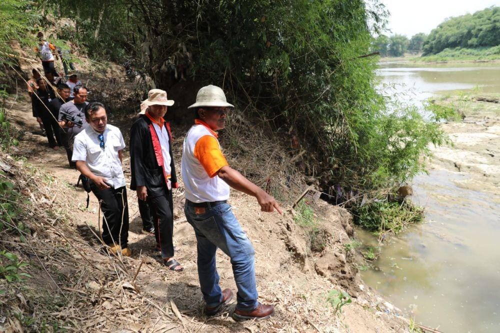 Gubernur Jawa Tengah, Ganjar Pranowo mengecek aliran Sungai Bengawan Solo di Ngloram, Blora, Kamis (12/12). Dok. Pemprov Jateng
