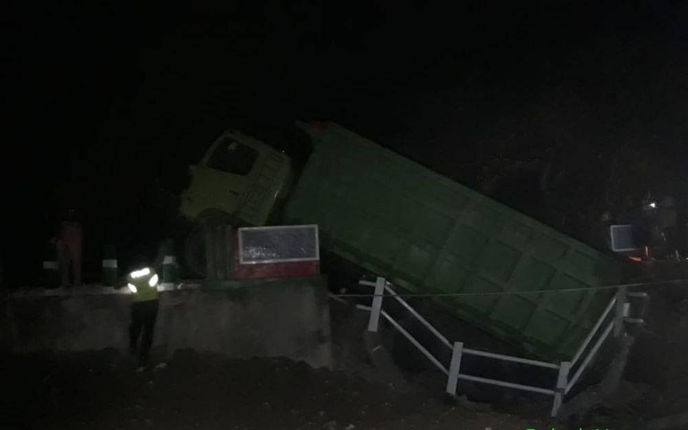 Dump truk bermuatan pasir terperosok di jembatan Bojonegoro. IDN Times/Istimewa
