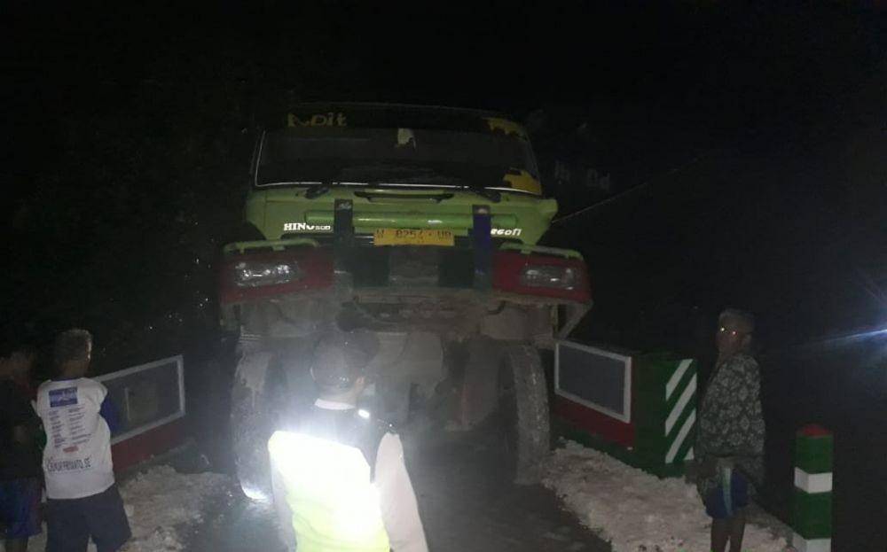 Dump truk bermuatan pasir terperosok di jembatan Bojonegoro. IDN Times/Istimewa