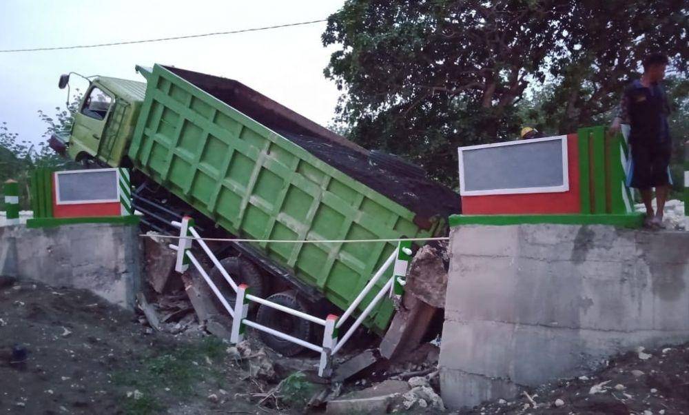 Dump truk bermuatan pasir terperosok ke dalam jembatan di Bojonegoro. IDN Times/Istimewa