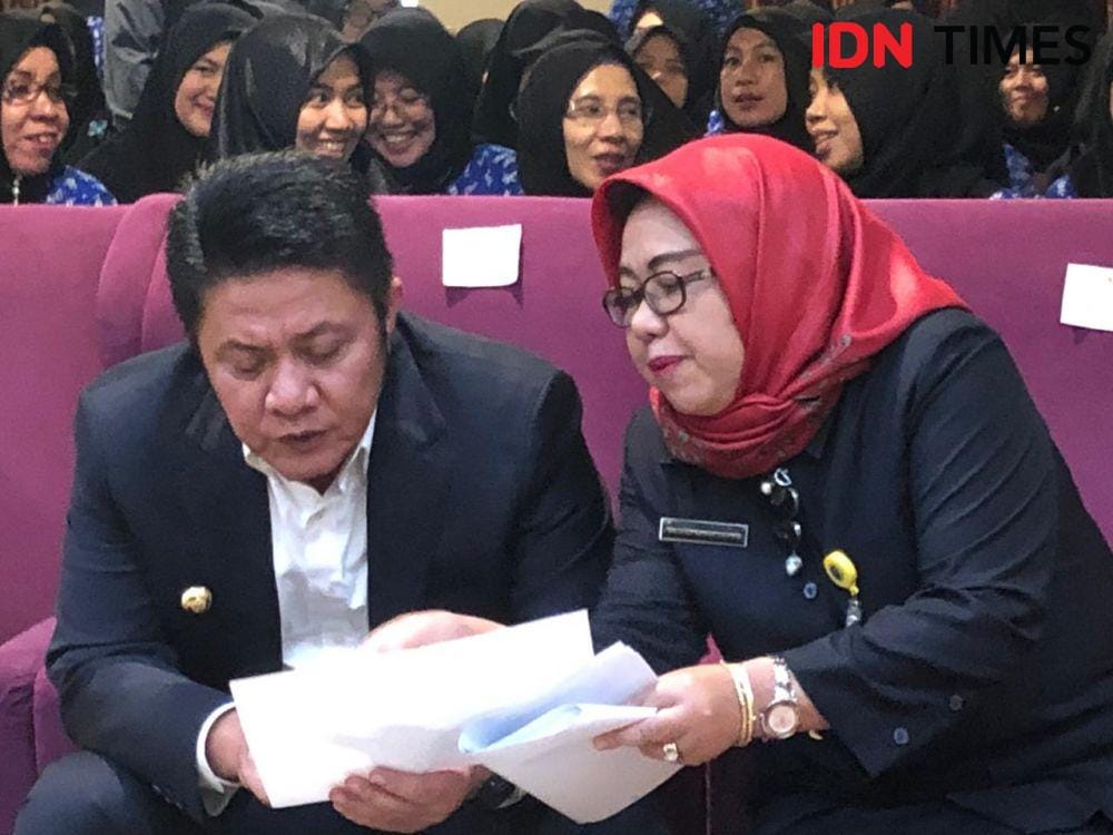 Gubernur Sumsel, Herman Deru berdiskusi mengenai stunting dengan kepala dinas kesehatan Sumsel, Lesty (IDN Times/Rangga Erfizal)