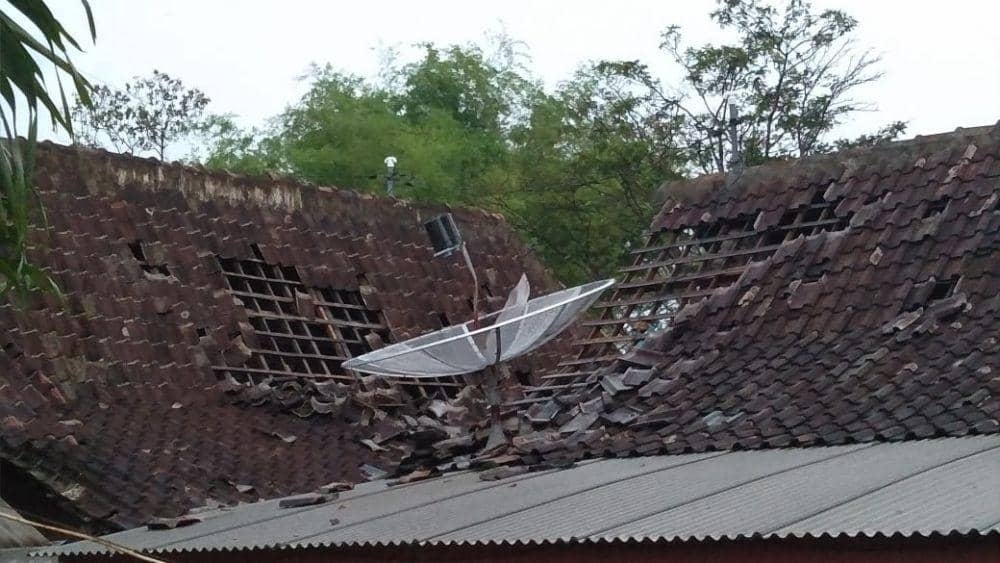 Bagian atap rumah milik warga Kabupaten Magetan disapu angin puting beliung, Rabu (11/12). (Dok.IDN Times/Istimewa)