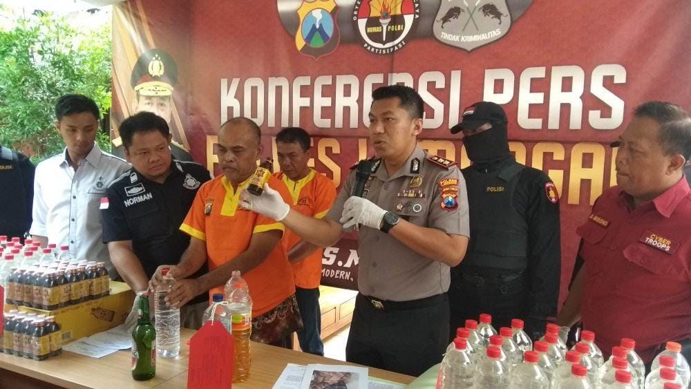Kapolres Lamongan AKBP Feby DP Hutagalung menunjukkan minum suplemen makan yang dibuat campuran miras oplosan oleh kedua pelaku. IDN Times/Imron