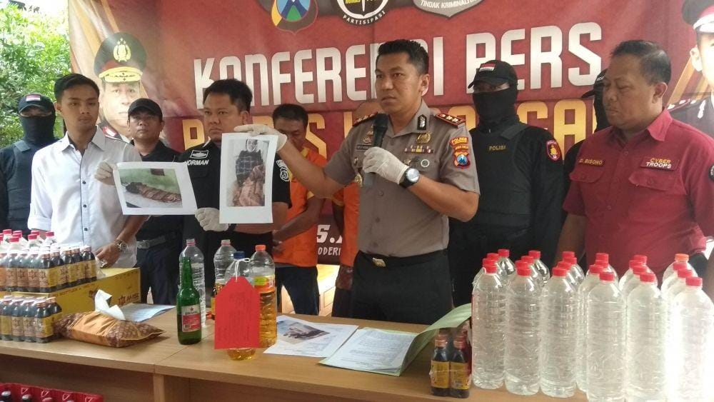 Kapolres Lamongan AKBP Feby DP Hutagalung, merilis tersangka kasus penjualan miras oplosan. IDN Times/Imron