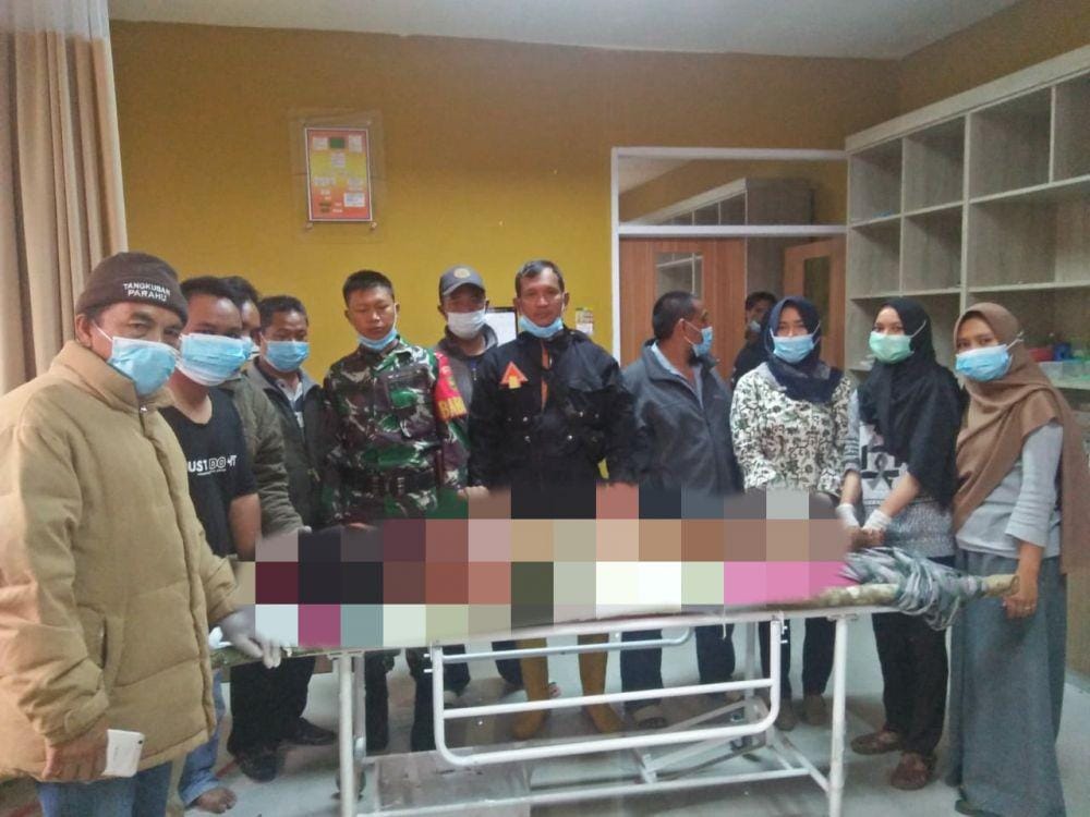 Jenazah korban dibawa ke Rumah sakit untuk di autopsi (IDN/Istimewa)