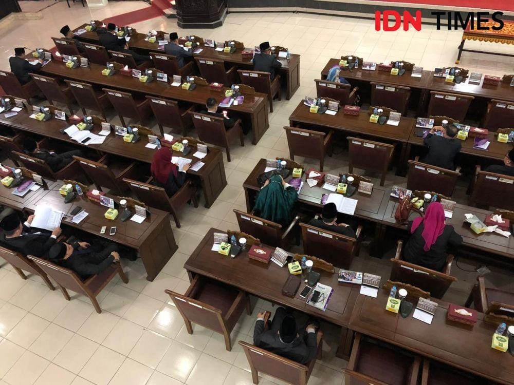 Disela-sela rapat, anggota DPRD sampaikan keluh kesah kemunculan harimau (IDN Times/Rangga Erfizal)