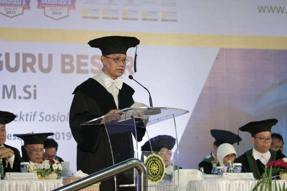 Ketum PP Muhammadiyah Haedar Nashir memberikan pidato sebelum dikukuhkan sebagai guru besar UMY Ke 14 di Sportorium UMY, Kamis (12/12). IDN Times/Humas dan Protokol UMY
