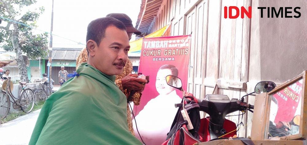 Cukur rambut gratis yang digagas Cabub Bantul Dewata Eka Putra di pasar Gathak, Kamis (12/12). IDN Times/Daruwaskita