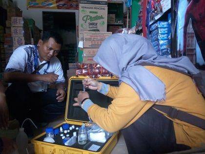 Petugas gabungan Loka POM Banyumas, Disperindag Purbalingga dan Dinkes Purbalingga menggelar razia pangan tak laik konsumsi di Bukateja, Purbalingga, Jumat (13/12). IDN Times/Rudal Afgani