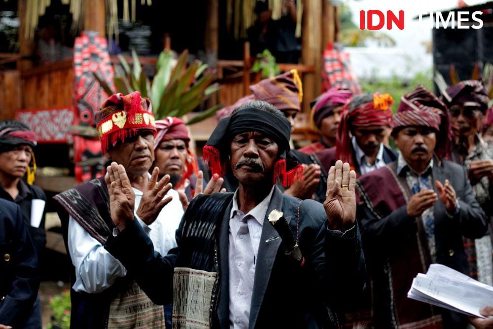 Masyarakat Adat Bius Motung menortor saat peresmian Sopo Parguruan, Rabu (11/12)