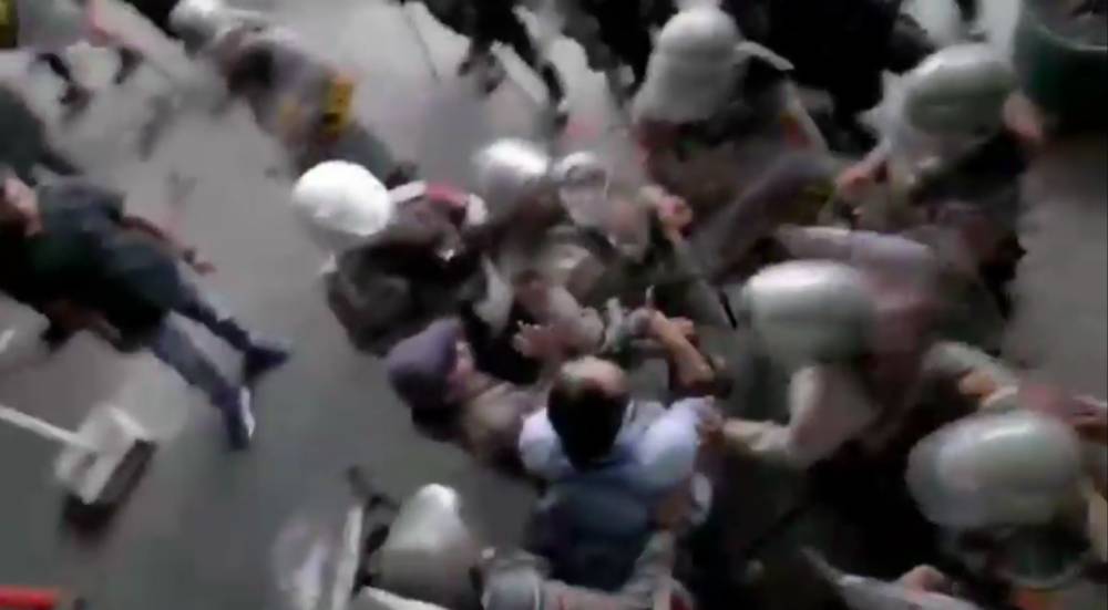 Video amatir pengeroyokan oleh polisi (Instagram/__antitesis)